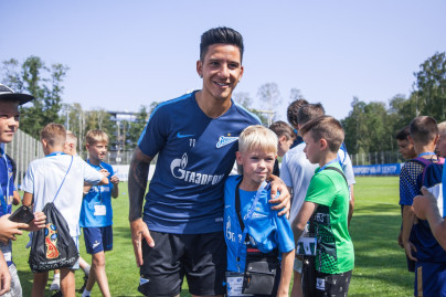 Дети из тренировочного лагеря Академии ФК «Зенит» на тренировке в Удельном парке