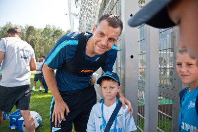 Дети из тренировочного лагеря Академии ФК «Зенит» на тренировке в Удельном парке