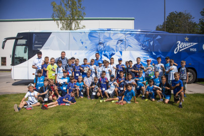 Дети из тренировочного лагеря Академии ФК «Зенит» на тренировке в Удельном парке