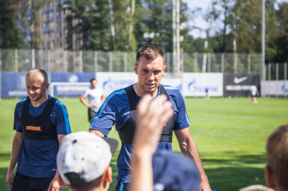 Дети из тренировочного лагеря Академии ФК «Зенит» на тренировке в Удельном парке