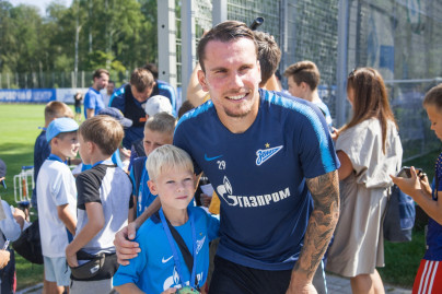 Дети из тренировочного лагеря Академии ФК «Зенит» на тренировке в Удельном парке
