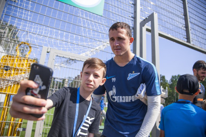 Дети из тренировочного лагеря Академии ФК «Зенит» на тренировке в Удельном парке