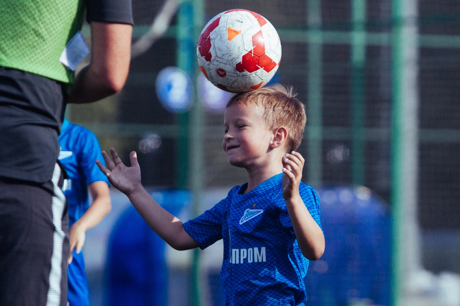 Большой фестиваль футбола: первое занятие участников тренировочного лагеря