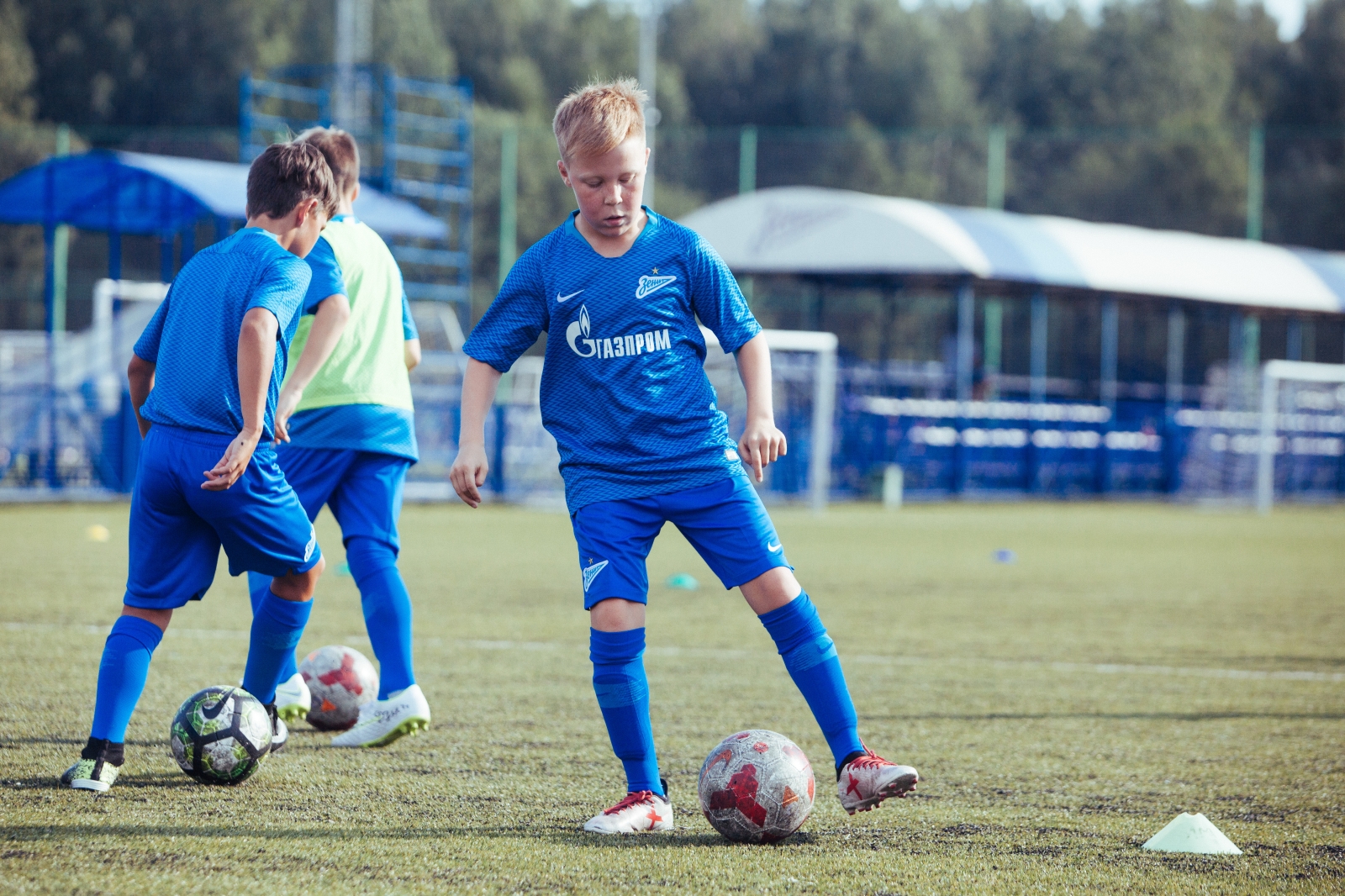 Большой фестиваль футбола: первое занятие участников тренировочного лагеря