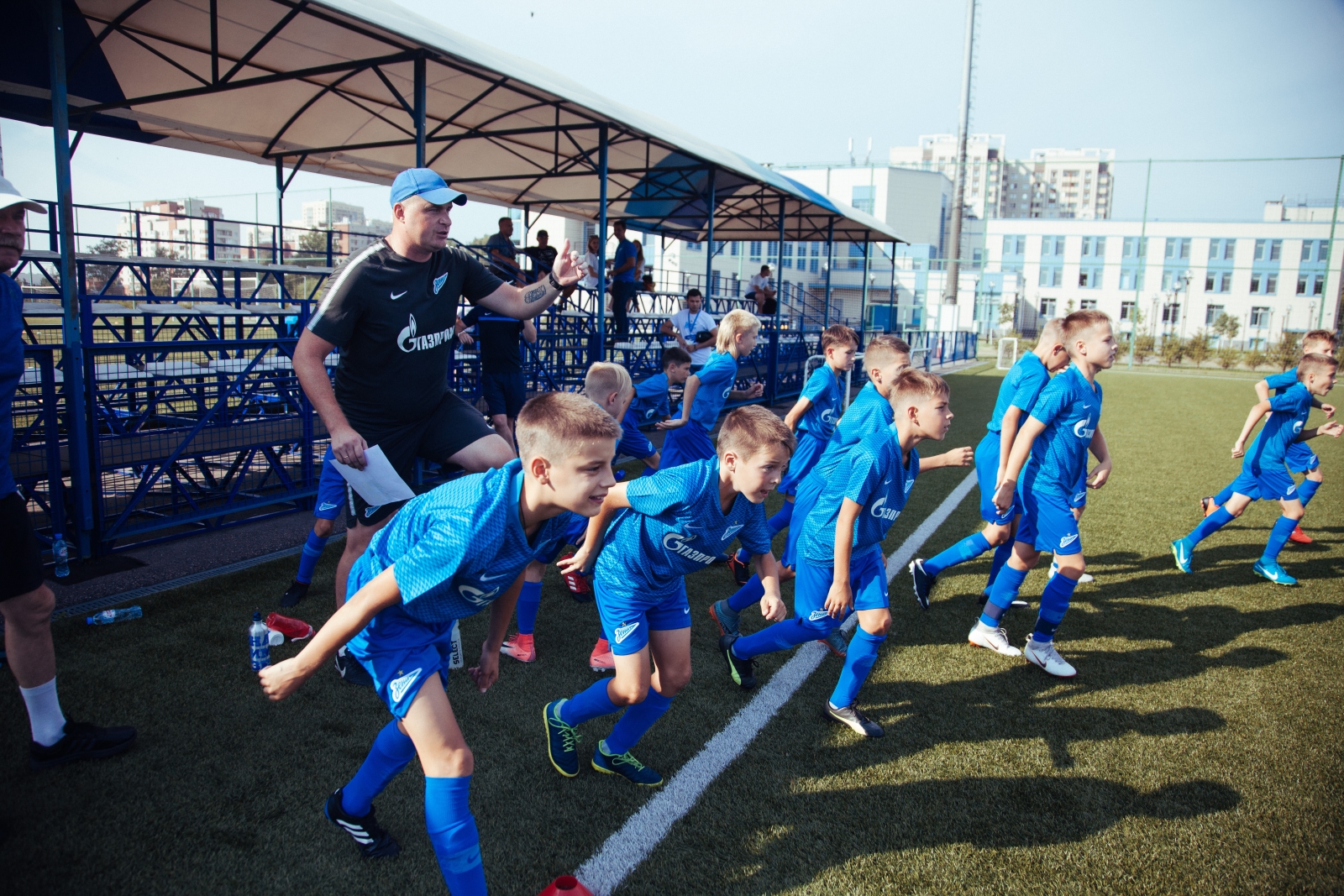 Большой фестиваль футбола: первое занятие участников тренировочного лагеря