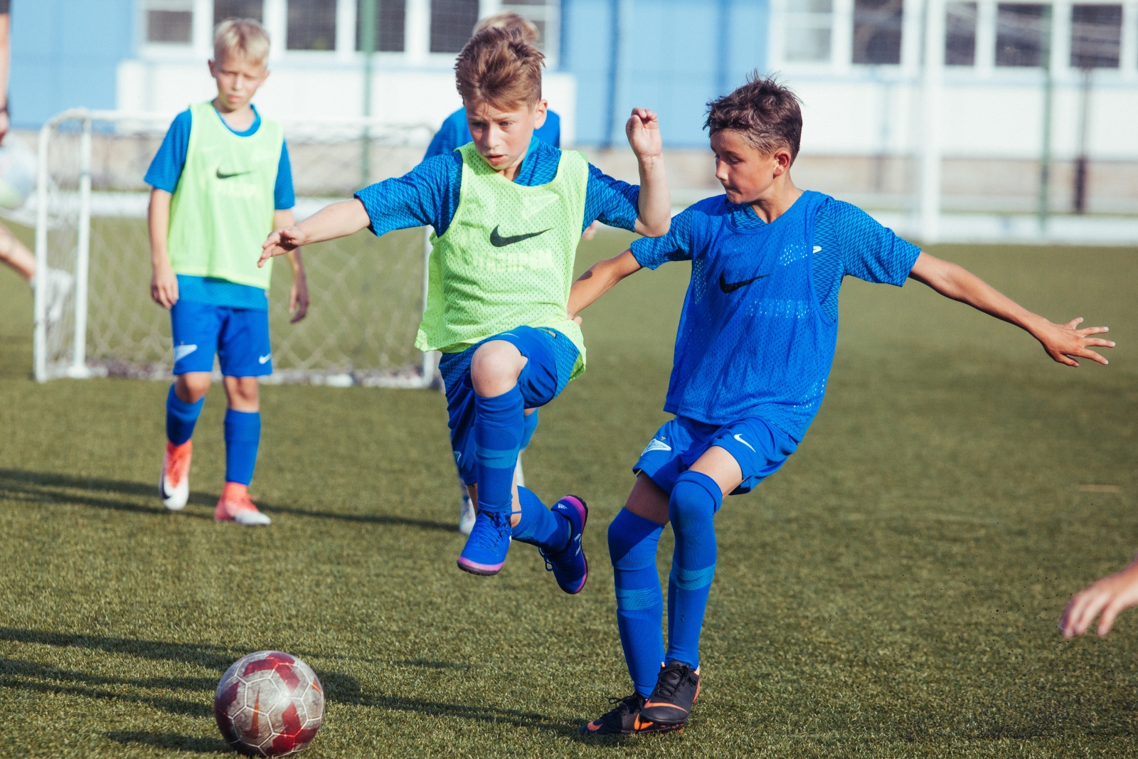 Большой фестиваль футбола: первое занятие участников тренировочного лагеря