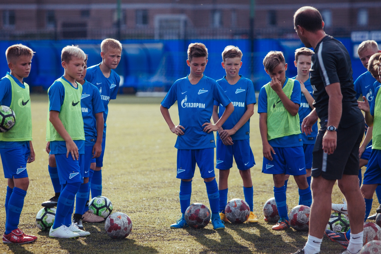 Большой фестиваль футбола: первое занятие участников тренировочного лагеря