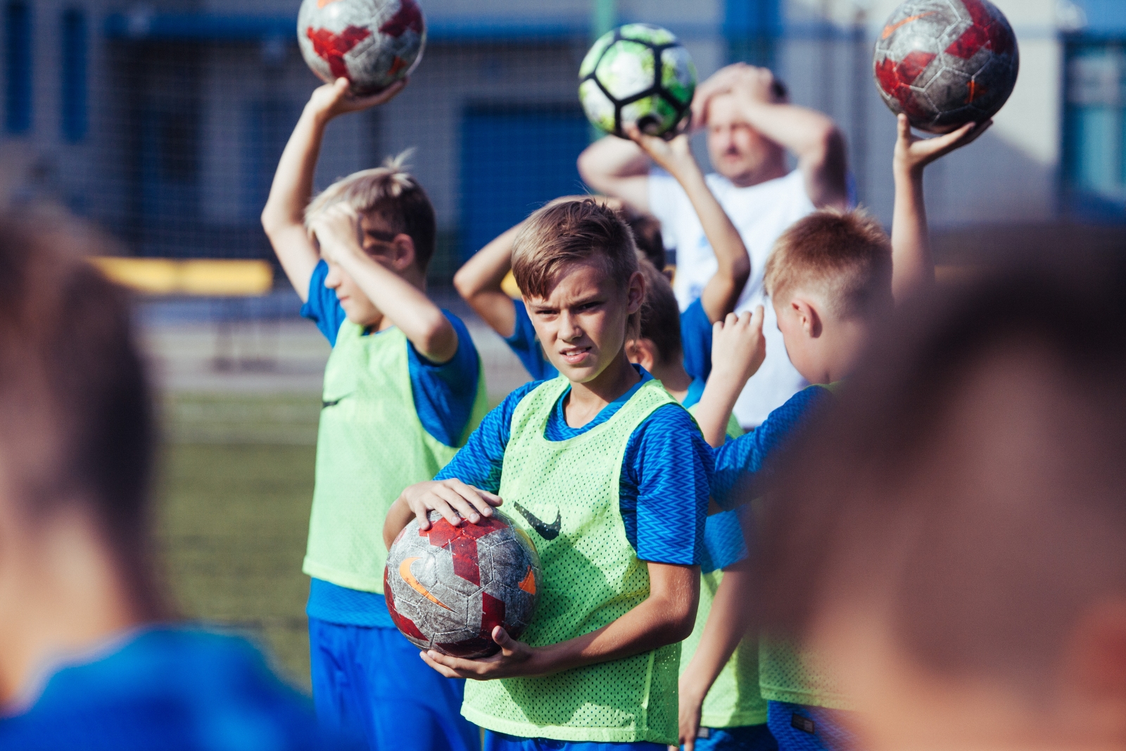 Большой фестиваль футбола: первое занятие участников тренировочного лагеря