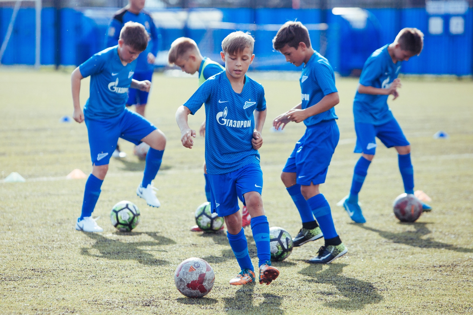 Большой фестиваль футбола: первое занятие участников тренировочного лагеря