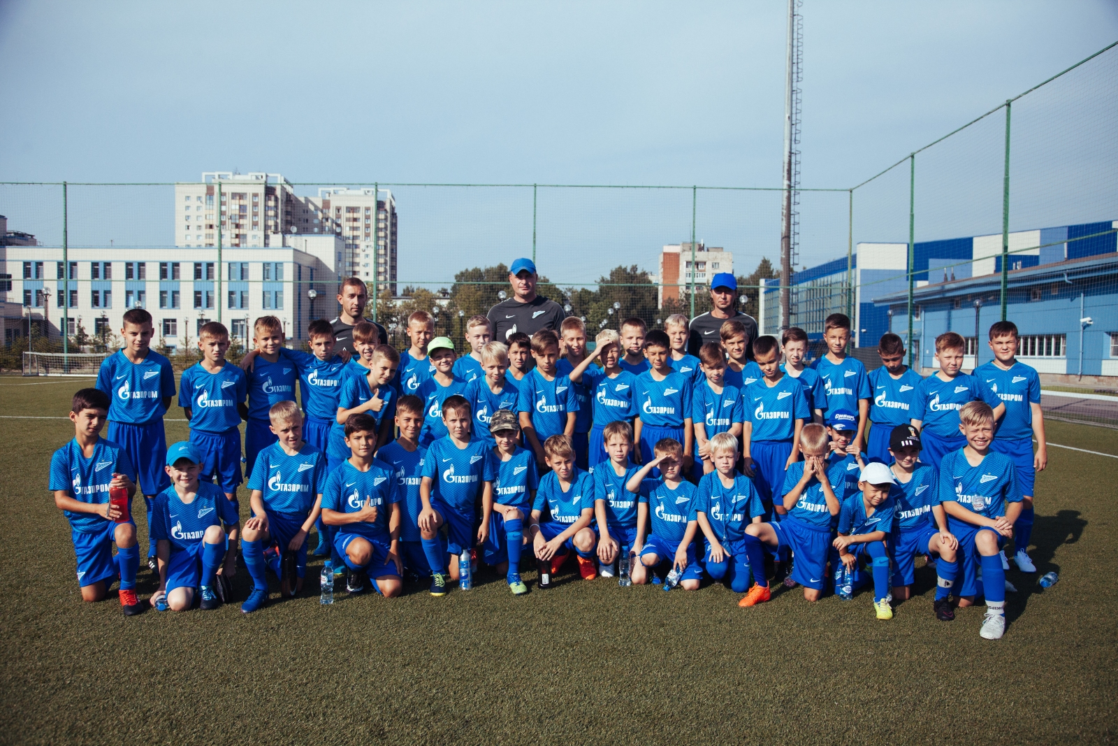 Большой фестиваль футбола: первое занятие участников тренировочного лагеря