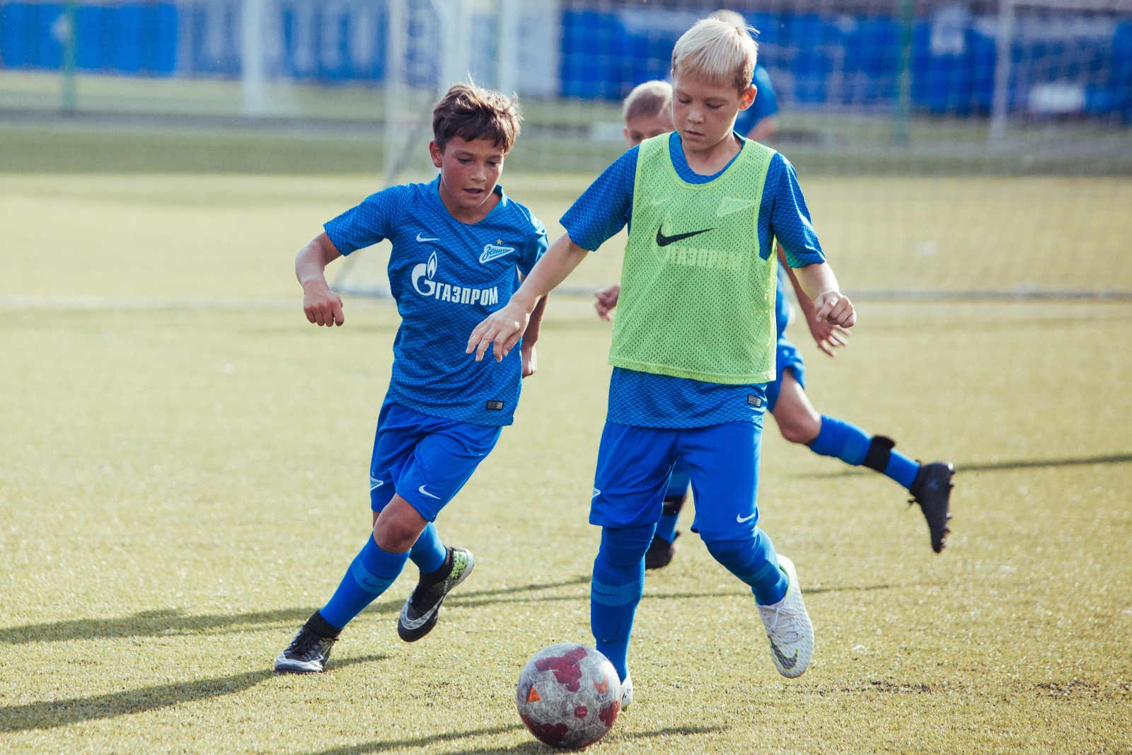 Большой фестиваль футбола: первое занятие участников тренировочного лагеря