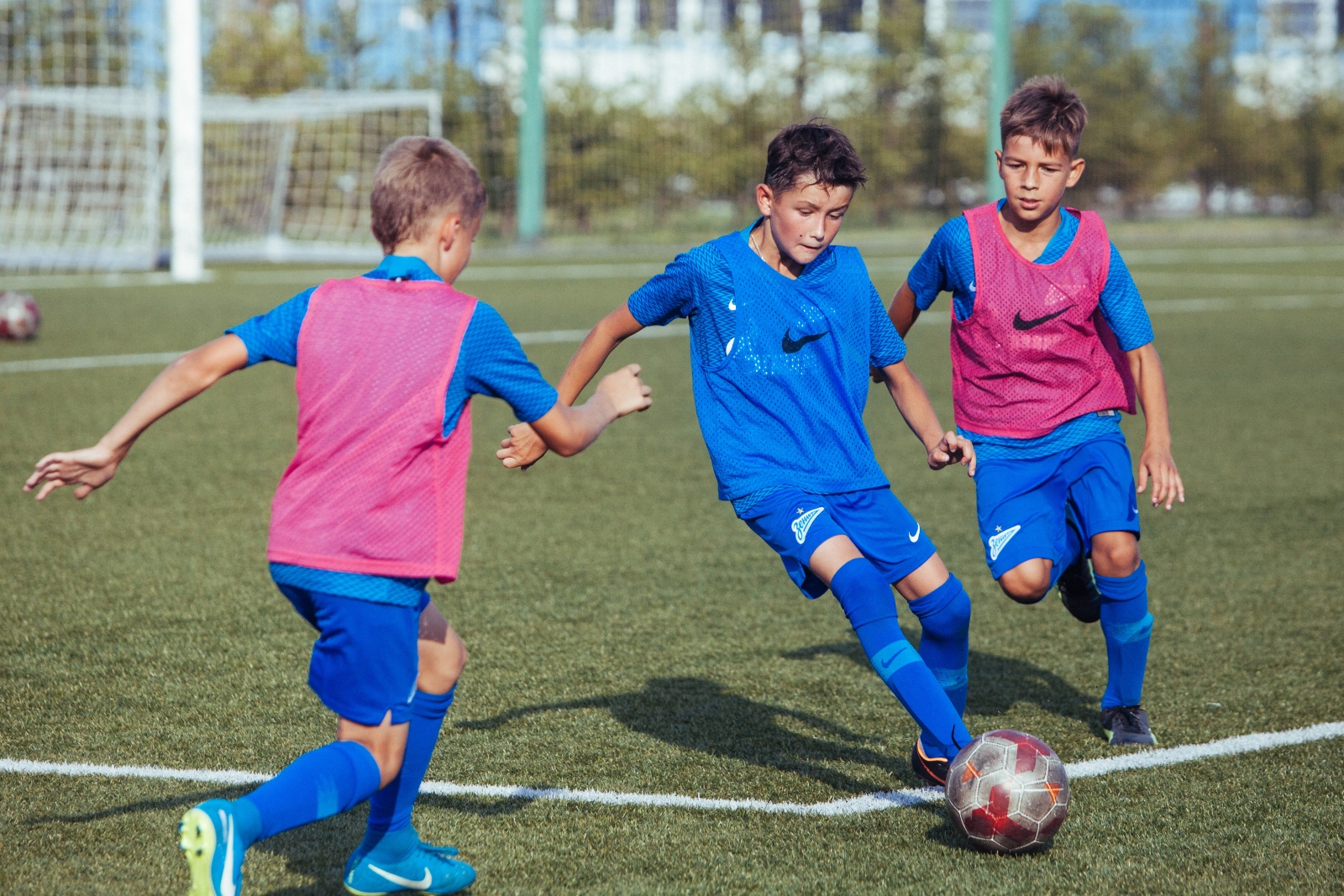 Большой фестиваль футбола: первое занятие участников тренировочного лагеря