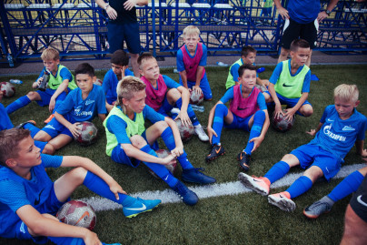 Большой фестиваль футбола: первое занятие участников тренировочного лагеря