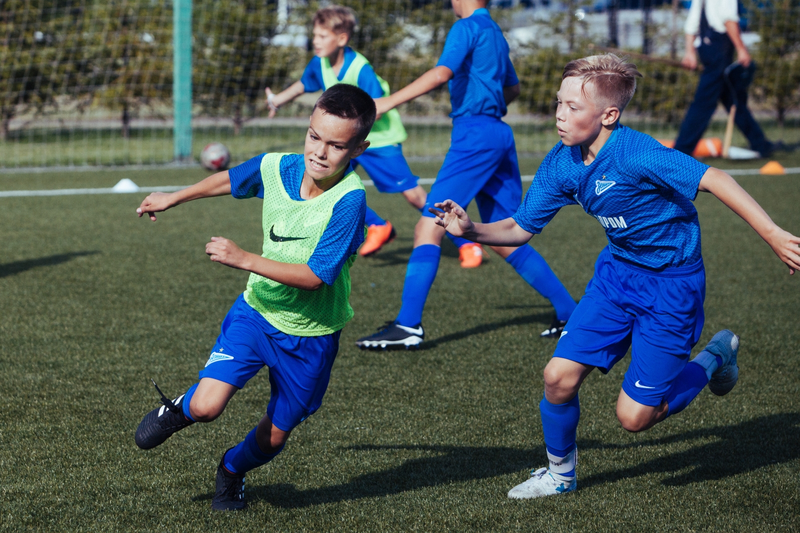 Большой фестиваль футбола: первое занятие участников тренировочного лагеря