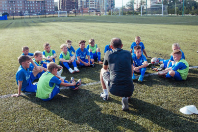Большой фестиваль футбола: первое занятие участников тренировочного лагеря