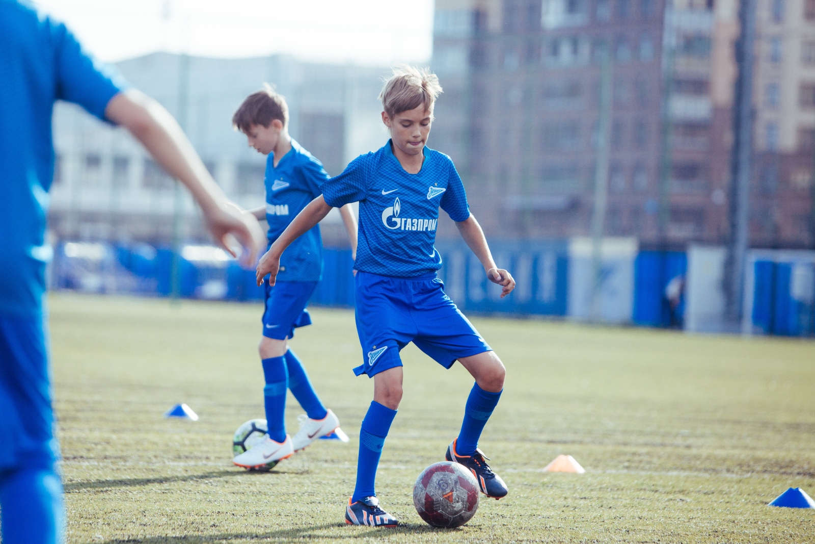 Большой фестиваль футбола: первое занятие участников тренировочного лагеря