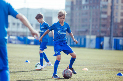 Большой фестиваль футбола: первое занятие участников тренировочного лагеря