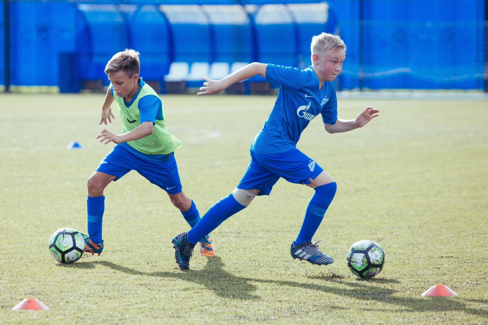 Большой фестиваль футбола: первое занятие участников тренировочного лагеря