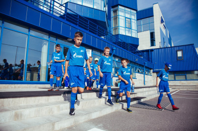 Большой фестиваль футбола: первое занятие участников тренировочного лагеря