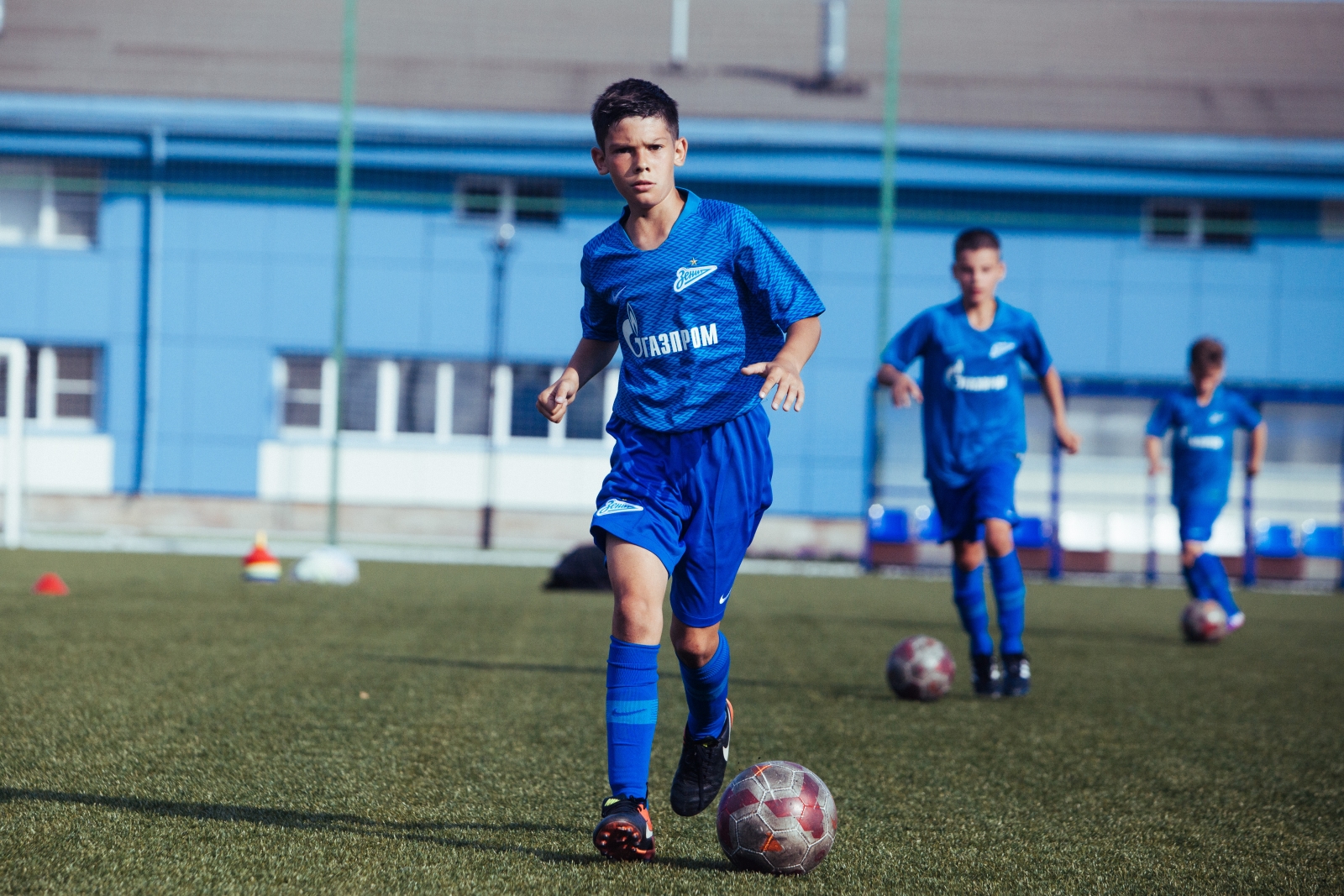 Большой фестиваль футбола: первое занятие участников тренировочного лагеря