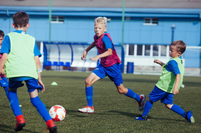 Большой фестиваль футбола: первое занятие участников тренировочного лагеря