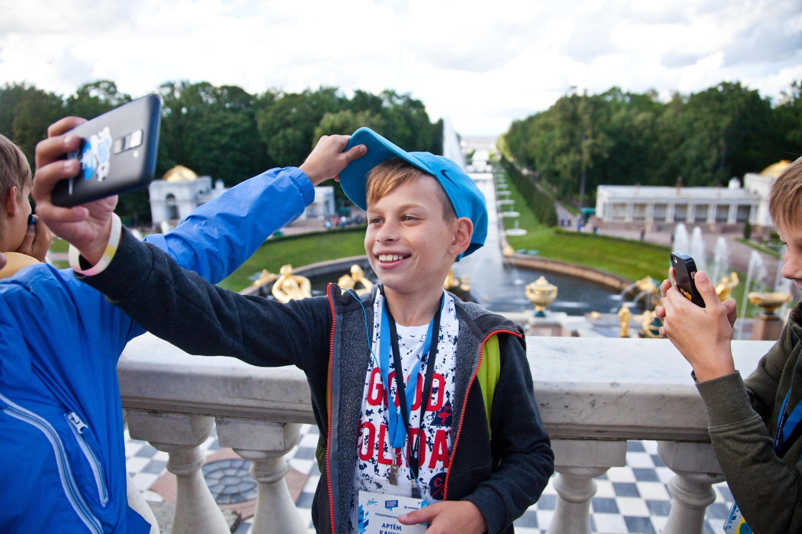 Большой фестиваль футбола: дети из тренировочного лагеря Академии на экскурсии в Петергофе