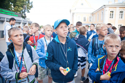 Большой фестиваль футбола: дети из тренировочного лагеря Академии на экскурсии в Петергофе