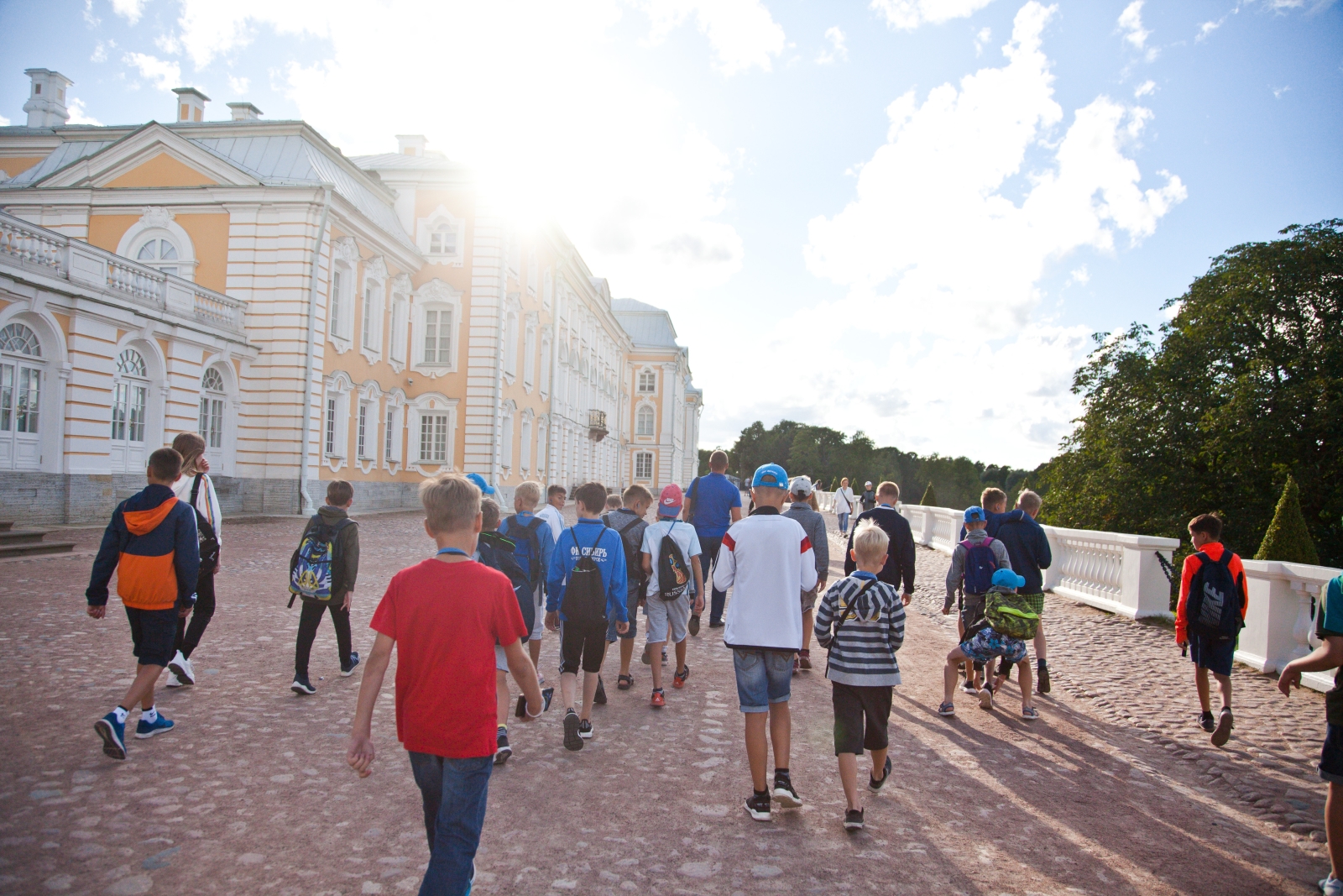 Большой фестиваль футбола: дети из тренировочного лагеря Академии на экскурсии в Петергофе