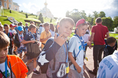 Большой фестиваль футбола: дети из тренировочного лагеря Академии на экскурсии в Петергофе