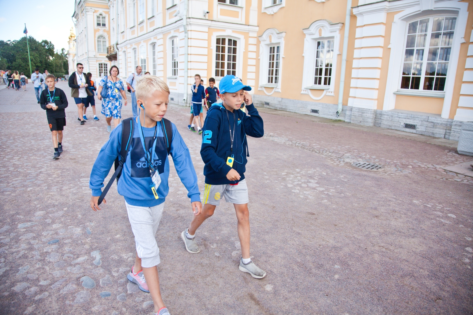 Большой фестиваль футбола: дети из тренировочного лагеря Академии на экскурсии в Петергофе