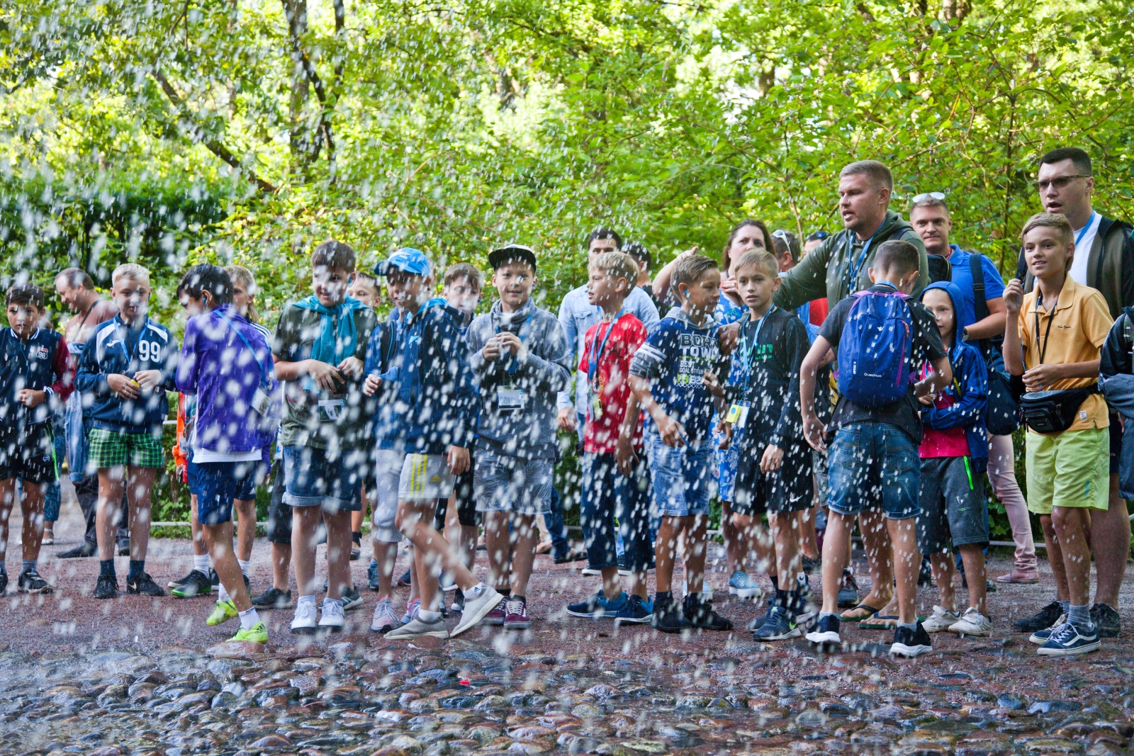 Большой фестиваль футбола: дети из тренировочного лагеря Академии на экскурсии в Петергофе