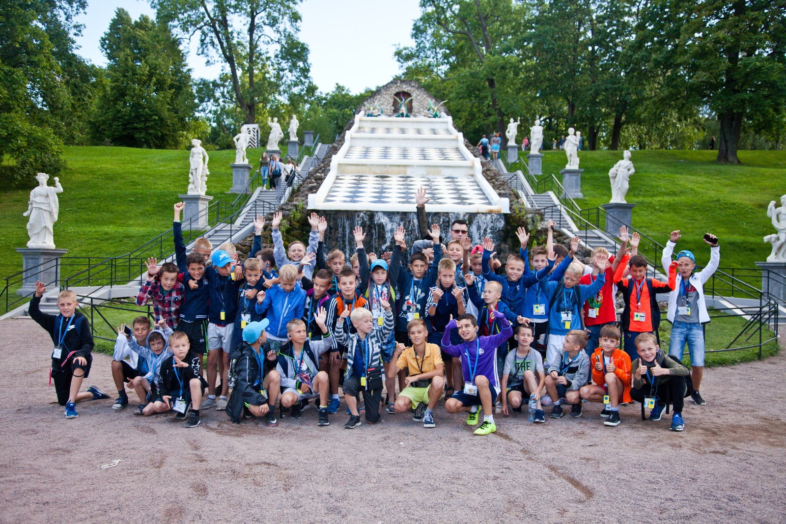 Большой фестиваль футбола: дети из тренировочного лагеря Академии на экскурсии в Петергофе