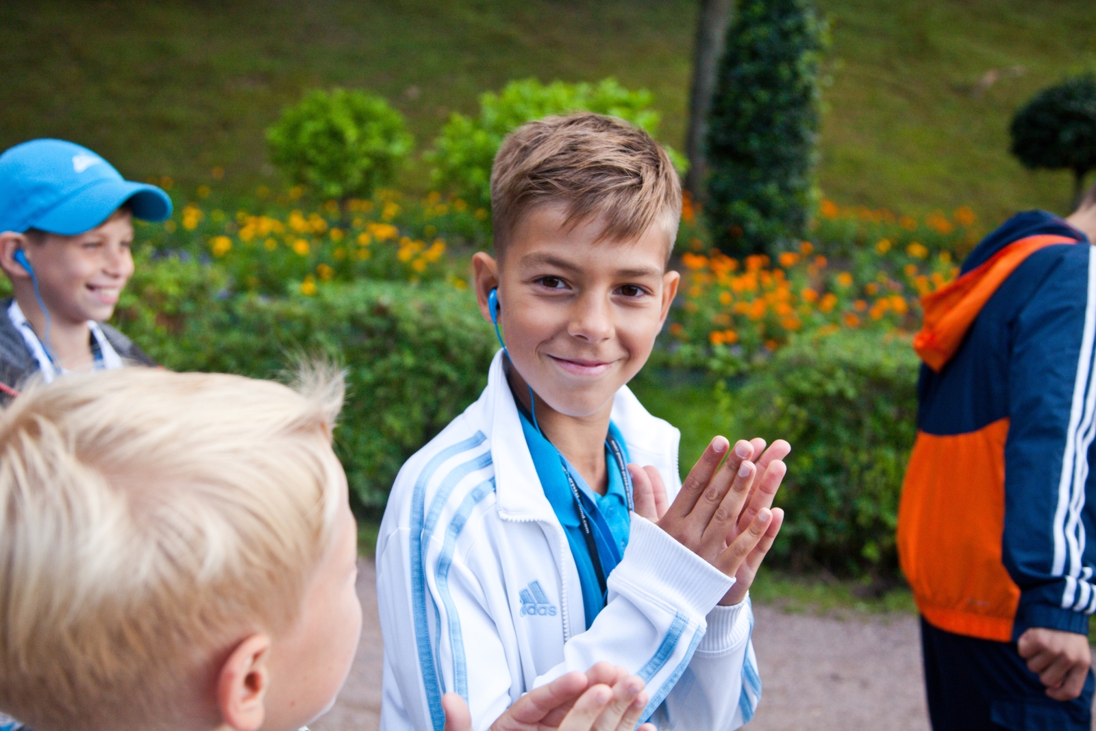 Большой фестиваль футбола: дети из тренировочного лагеря Академии на экскурсии в Петергофе