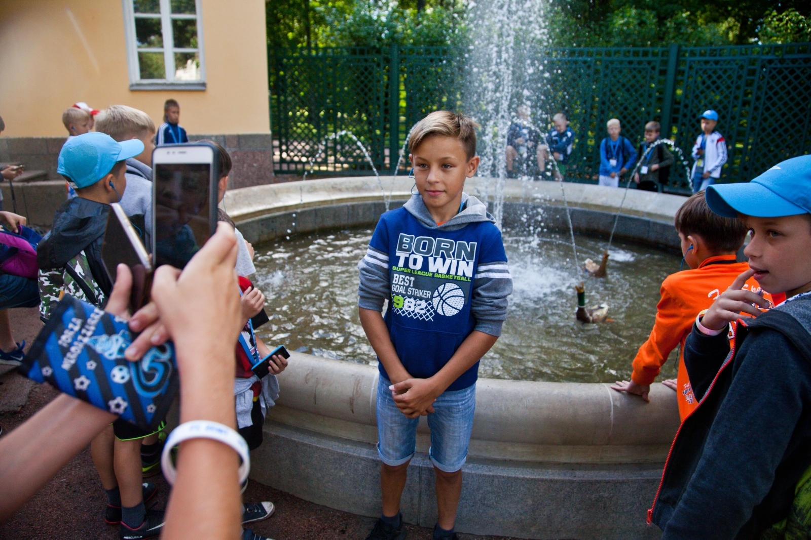 Большой фестиваль футбола: дети из тренировочного лагеря Академии на экскурсии в Петергофе