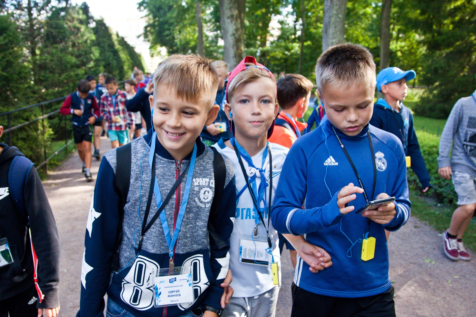 Большой фестиваль футбола: дети из тренировочного лагеря Академии на экскурсии в Петергофе