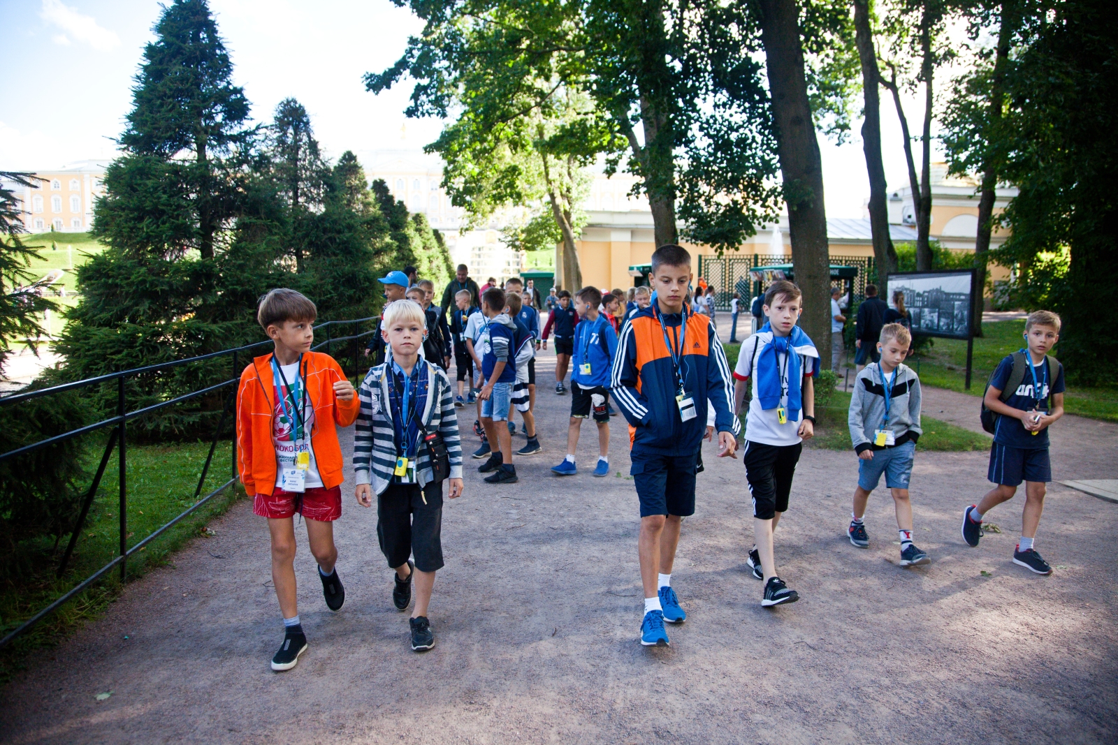 Большой фестиваль футбола: дети из тренировочного лагеря Академии на экскурсии в Петергофе