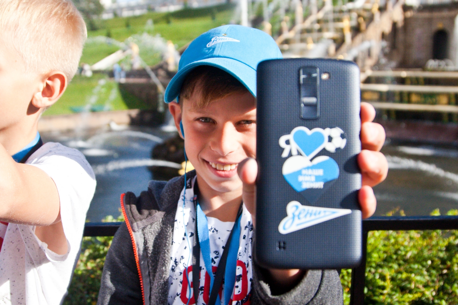 Большой фестиваль футбола: дети из тренировочного лагеря Академии на экскурсии в Петергофе