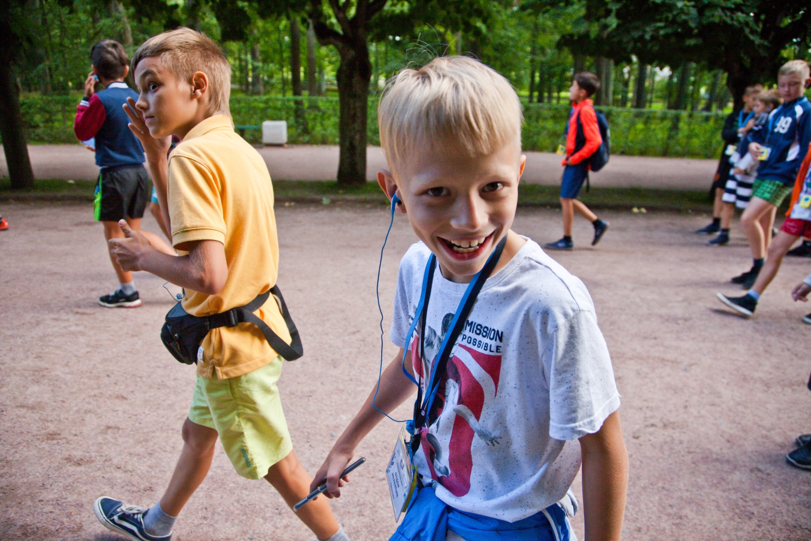 Большой фестиваль футбола: дети из тренировочного лагеря Академии на экскурсии в Петергофе
