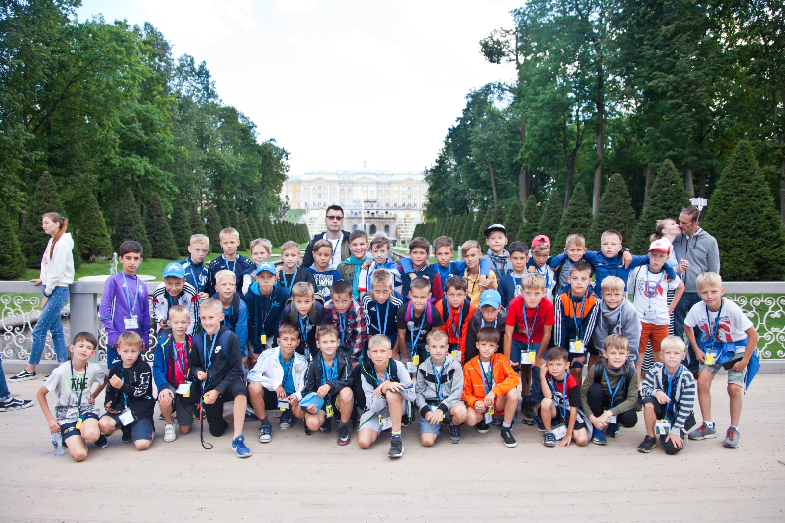 Большой фестиваль футбола: дети из тренировочного лагеря Академии на экскурсии в Петергофе