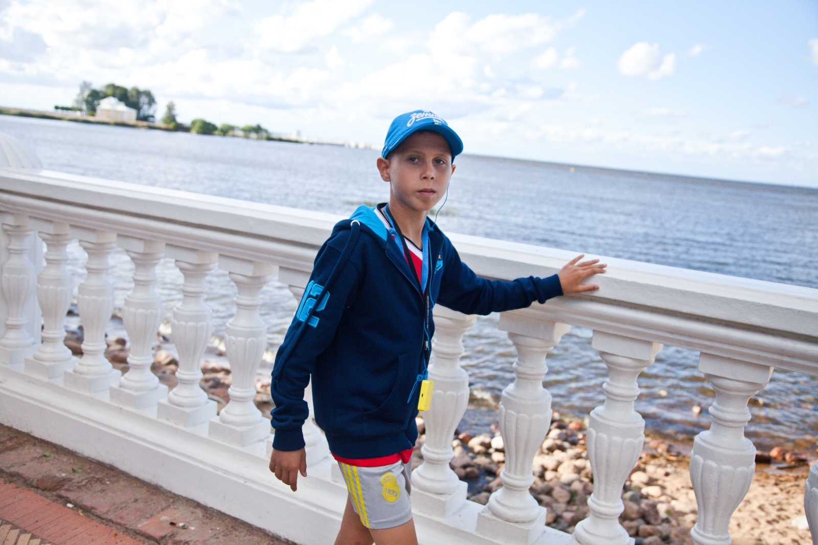 Большой фестиваль футбола: дети из тренировочного лагеря Академии на экскурсии в Петергофе