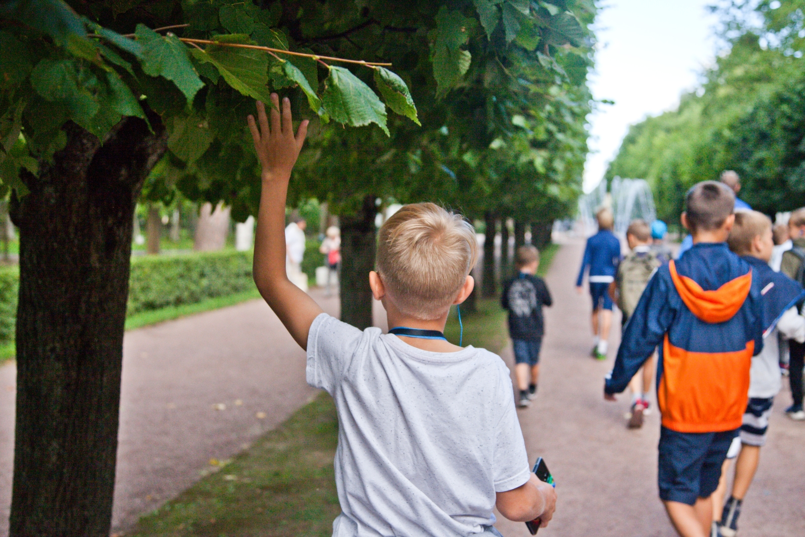 Большой фестиваль футбола: дети из тренировочного лагеря Академии на экскурсии в Петергофе