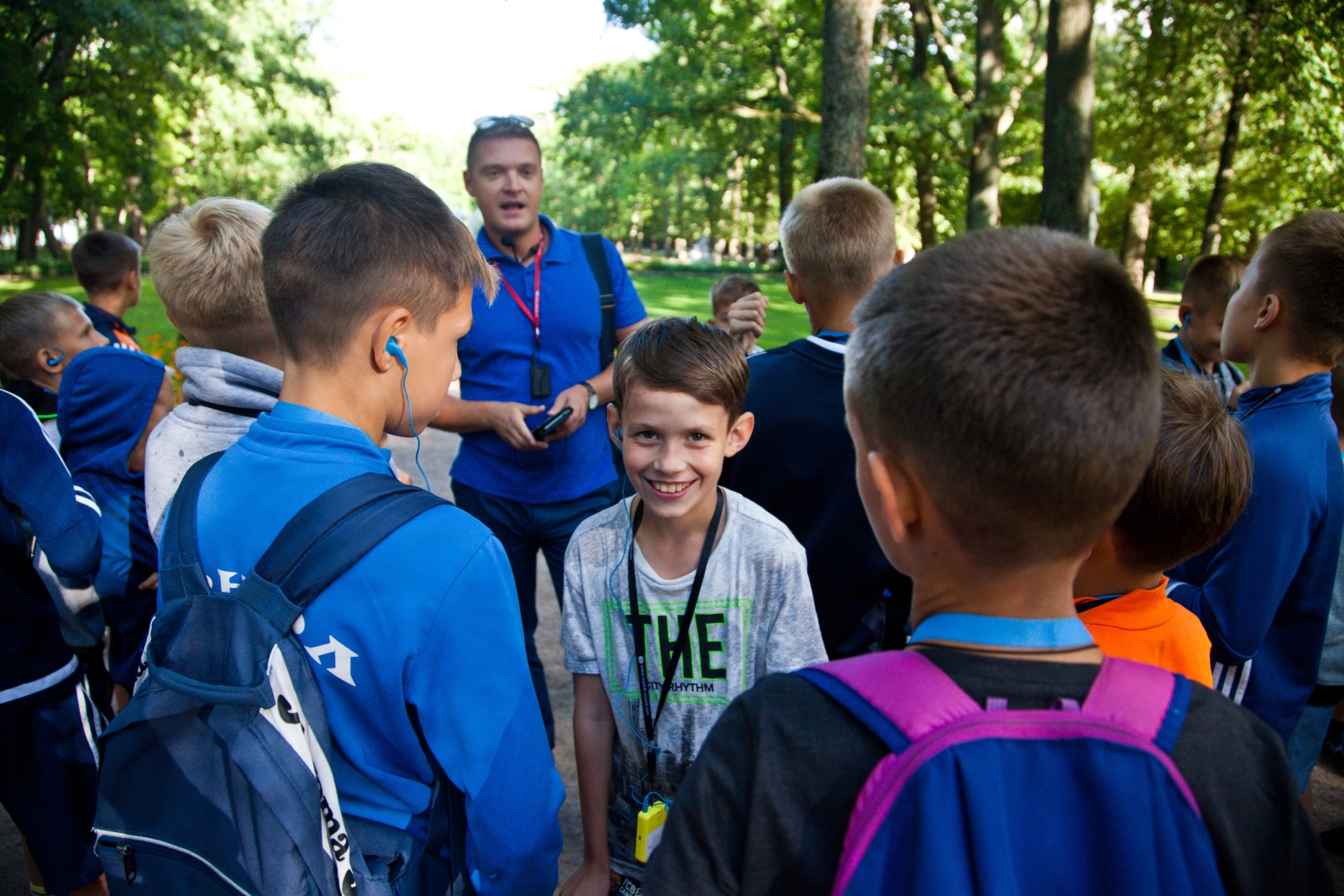 Большой фестиваль футбола: дети из тренировочного лагеря Академии на экскурсии в Петергофе