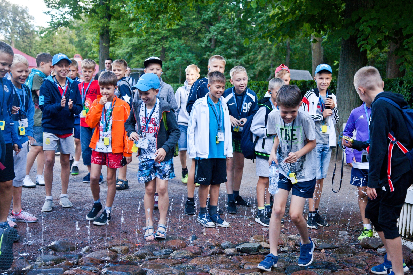 Большой фестиваль футбола: дети из тренировочного лагеря Академии на экскурсии в Петергофе