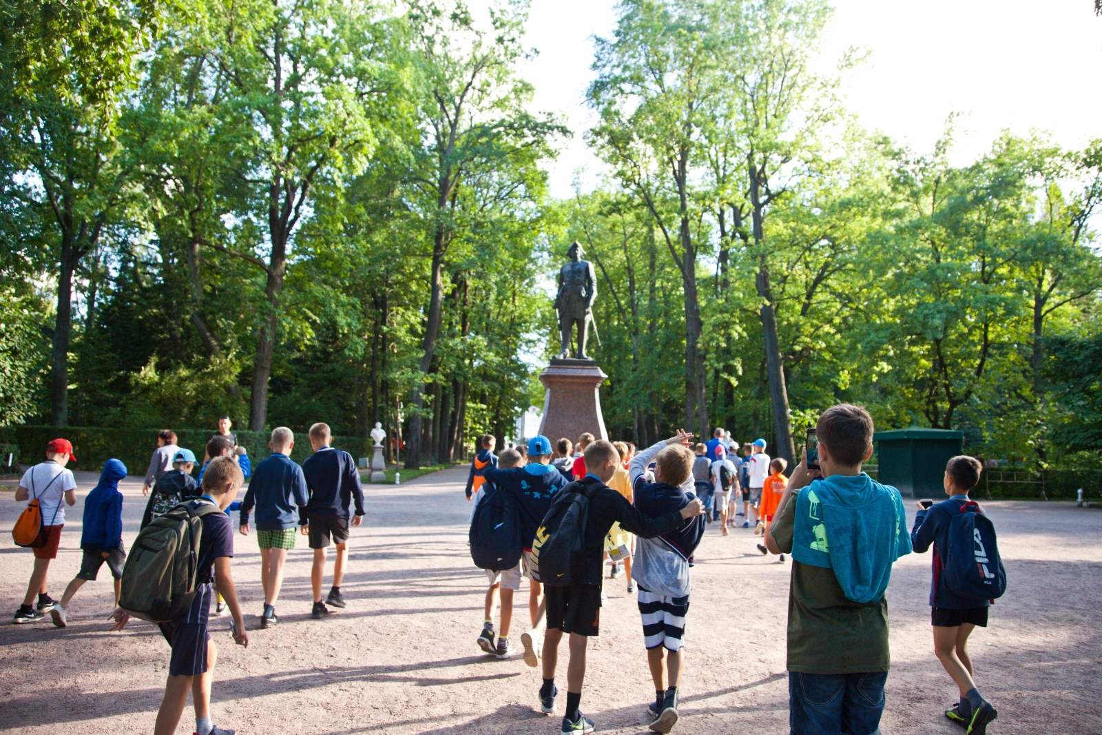 Большой фестиваль футбола: дети из тренировочного лагеря Академии на экскурсии в Петергофе