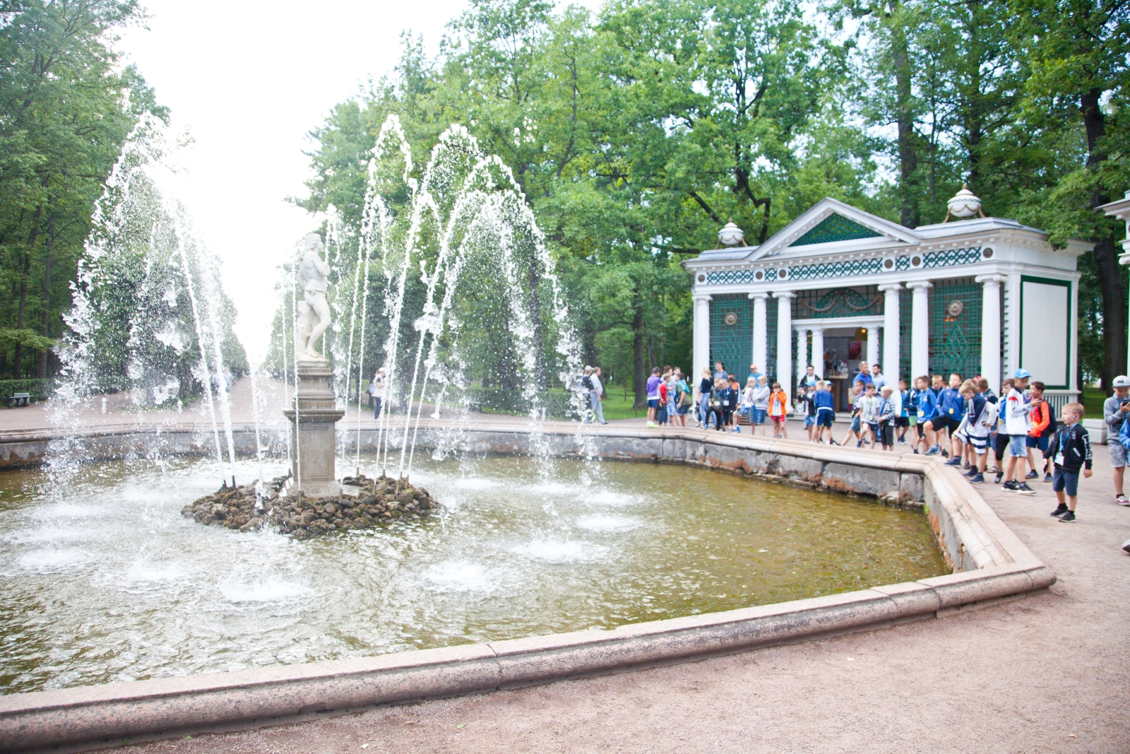 Большой фестиваль футбола: дети из тренировочного лагеря Академии на экскурсии в Петергофе