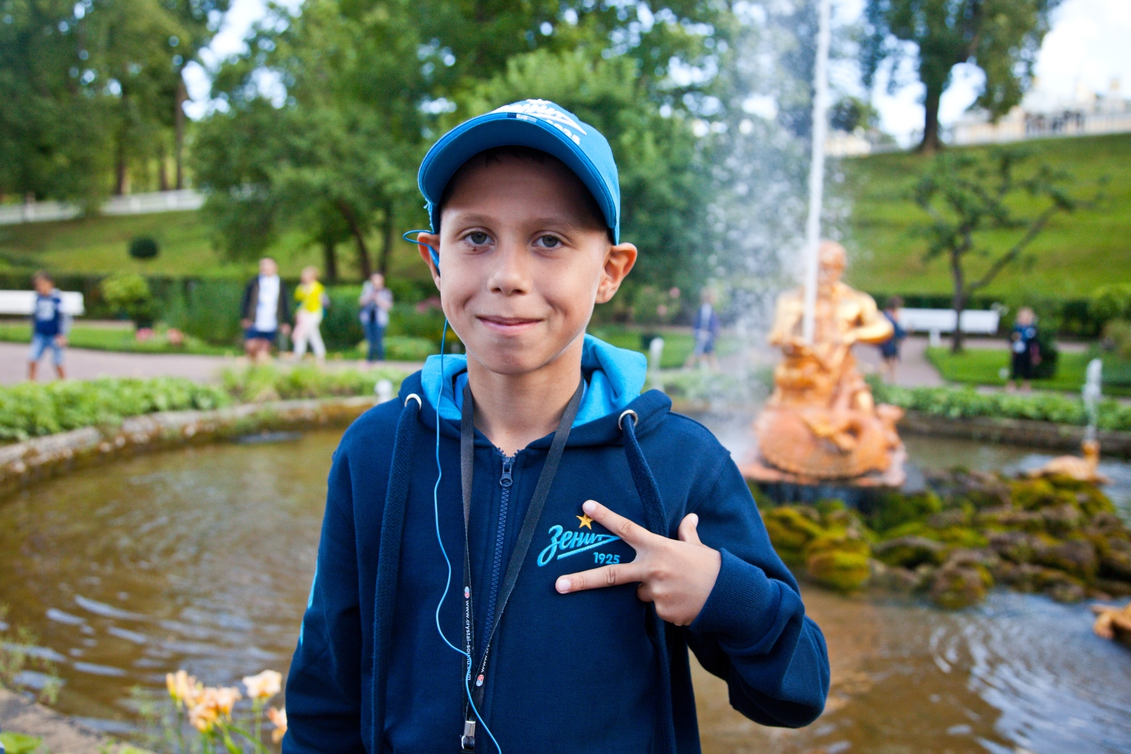 Большой фестиваль футбола: дети из тренировочного лагеря Академии на экскурсии в Петергофе