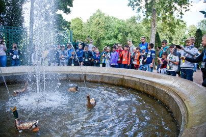Большой фестиваль футбола: дети из тренировочного лагеря Академии на экскурсии в Петергофе