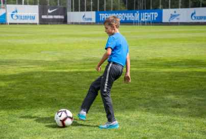 Воспитанник Академии вручает приз Антону Заболотному «G-Drive. Лучший гол сезона-2017/18»