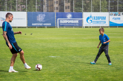 Воспитанник Академии вручает приз Антону Заболотному «G-Drive. Лучший гол сезона-2017/18»