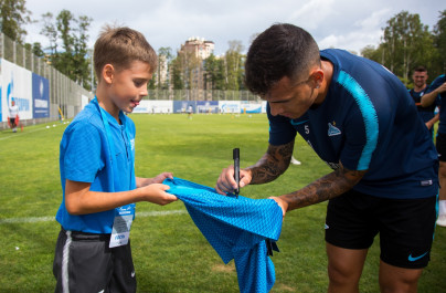 Воспитанник Академии вручает приз Антону Заболотному «G-Drive. Лучший гол сезона-2017/18»